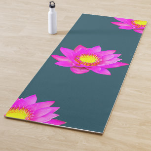 Fleurs de lotus rose magenta sur tapis de yoga ble