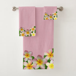 Fleurs de Plumeria sur fond rose clair