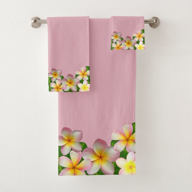 Fleurs de Plumeria sur rose clair (En situation)
