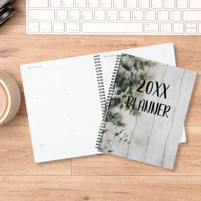 Fleurs d'eucalyptus sur bois rustique (Créateur téléchargé)