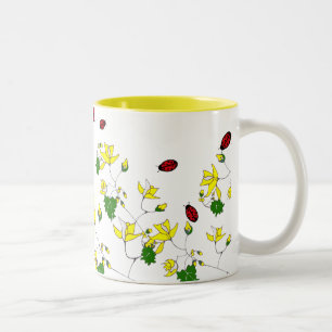 Fleurs jaunes et petite tasse de coccinelles