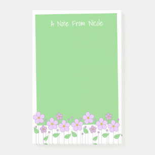 Fleurs lilas et notes de post-it vertes