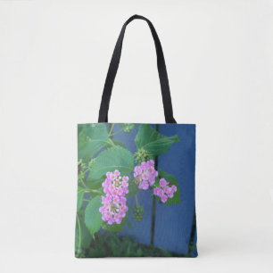 fleurs sauvages de lantana rose sur un sac de tato