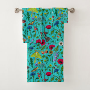 Fleurs sauvages et papillons de nuit sur turquoise