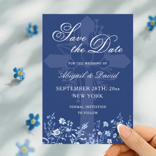 Fleurs sauvages sur un faire-part de mariage bleu