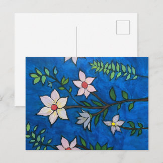 Fleurs sur carte postale bleue