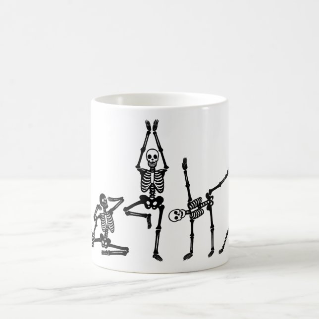 Flexible Yoga Posing Skeletons Funny Graphic Print Kaffeetasse (Mittel)