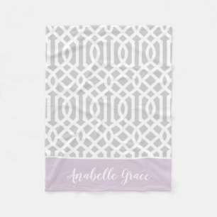 Flieder- und Grau-Gitter-Monogramm Farben bearbe Fleecedecke