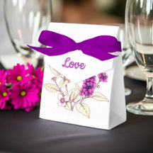 Fliederbusch mit Magenta-Schmetterling