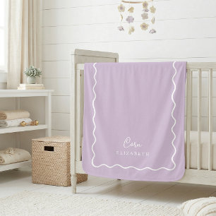 Fliederfarben gewellter Rand mit Monogramm Sherpadecke