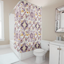 Fliederfarbene Patchwork-Quiltdecke im rustikalen Duschvorhang