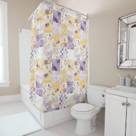 Fliederfarbene Patchwork-Quiltdecke im rustikalen Duschvorhang