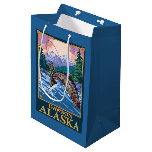 Fliegen-Fischen-Szene - Dawson, Alaska Mittlere Geschenktüte (Vorderseite Schrägansicht)