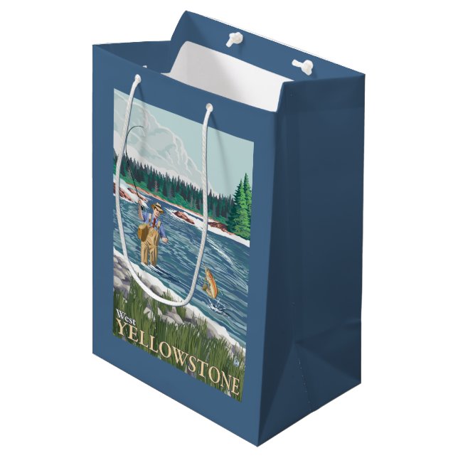 Fliegen-Fischer - WestYellowstone, Montana Mittlere Geschenktüte (Vorderseite Schrägansicht)