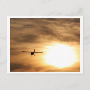 Fliegen in den Sonnenuntergang Postkarte