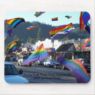 "Fliegen-Stolz-Flaggen über Guerneville" Mousepad
