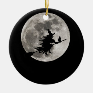 Fliegende Hexe mit leuchtendem Mond hinter ihr Keramik Ornament
