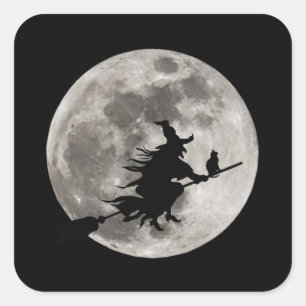Fliegende Hexe mit leuchtendem Mond hinter ihr Quadratischer Aufkleber