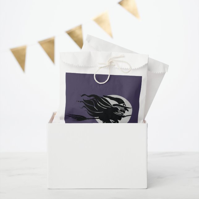 Fliegende Hexe saß vor einem Broomstick vor Geschenktütchen (Party)