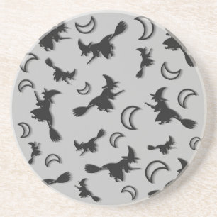 Fliegende Hexe zwischen Halbmond in der Halloween- Getränkeuntersetzer