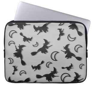Fliegende Hexe zwischen Halbmond in der Halloween- Laptopschutzhülle