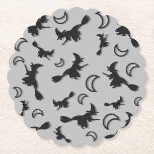 Fliegende Hexe zwischen Halbmond in der Halloween- Untersetzer