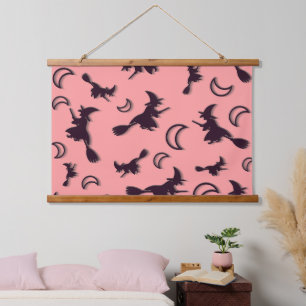 Fliegende Hexe zwischen Halbmond in der Halloween- Wandteppich Mit Holzrahmen