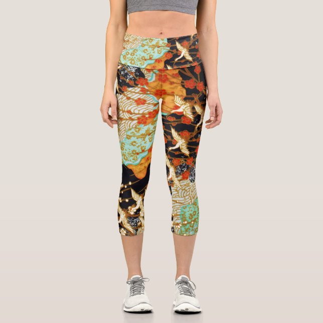 FLIEGENDE KRÄNE MIT FRÜHBLUMEN CAPRI LEGGINGS (Vorderseite)