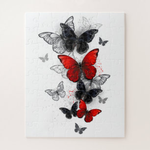 Fliegende schwarze und rote Morpho-Schmetterlinge