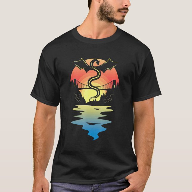Fliegender Drache Mittelalter Sonnenuntergang T-Shirt (Vorderseite)