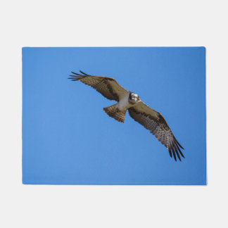 Fliegender Fischadler mit einem Ziel im Visier Fußmatte