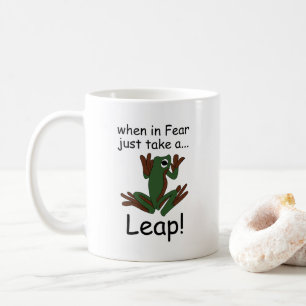 Fliegender Frosch macht einen Sprung wenn er Angst Kaffeetasse