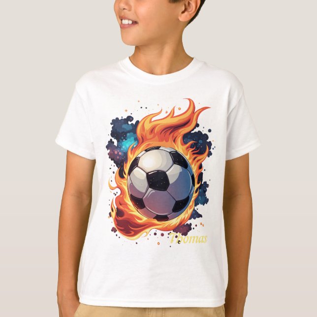 Fliegender Fußball mit Flammen. T-Shirt (Vorderseite)