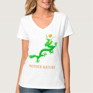 Fliegender grüner Drache mit goldenem Ball und Kal T-Shirt