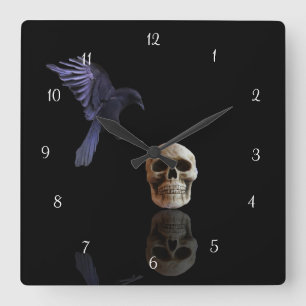 Fliegender Rabe oder Krähe landet auf Totenkopf-Go Quadratische Wanduhr