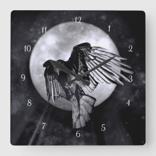 Fliegender Rabe oder Krähe und Mond Gothic Quadratische Wanduhr