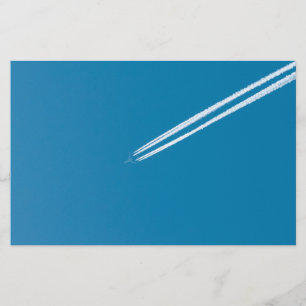 Fliegendes Flugzeug vor blauem Himmel Flyer