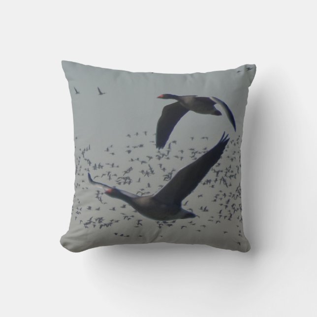 Fliegendes Gänsewurfkissen Kissen (Vorderseite)