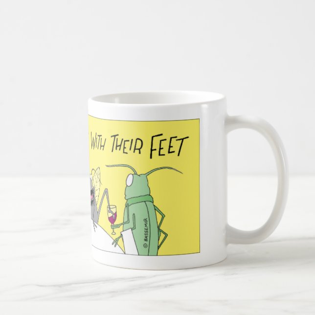 Fliegengeschmack mit ihrer Fußkaffee-Tasse Kaffeetasse (Rechts)