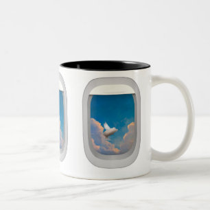 Fliegenschwein durch Flugzeugfenster-Tasse Zweifarbige Tasse