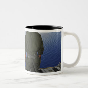 Flieger beobachtet das Wasser des Golfs von Mexic Zweifarbige Tasse