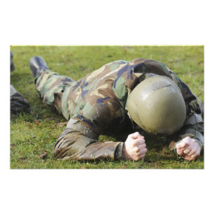Flieger kriecht durch ein nasses Feld Fotodruck