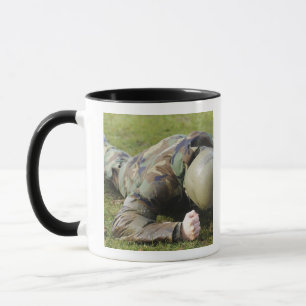 Flieger kriecht durch ein nasses Feld Tasse