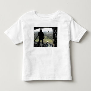 Flieger passt ein Praxisbündel auf zu fallen Kleinkind T-shirt