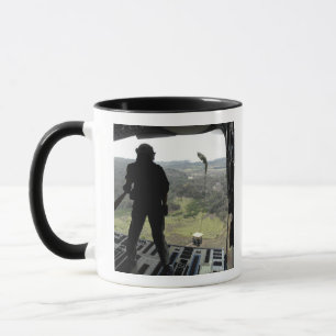 Flieger passt ein Praxisbündel auf zu fallen Tasse