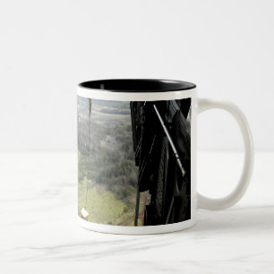 Flieger passt ein Praxisbündel auf zu fallen Zweifarbige Tasse