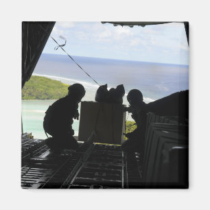 Flieger schieben eine Palette der gespendeten Magnet