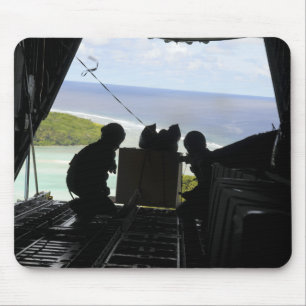 Flieger schieben eine Palette der gespendeten Mousepad