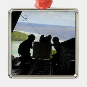 Flieger schieben eine Palette der gespendeten Silbernes Ornament