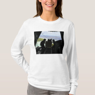 Flieger schieben eine Palette der gespendeten T-Shirt